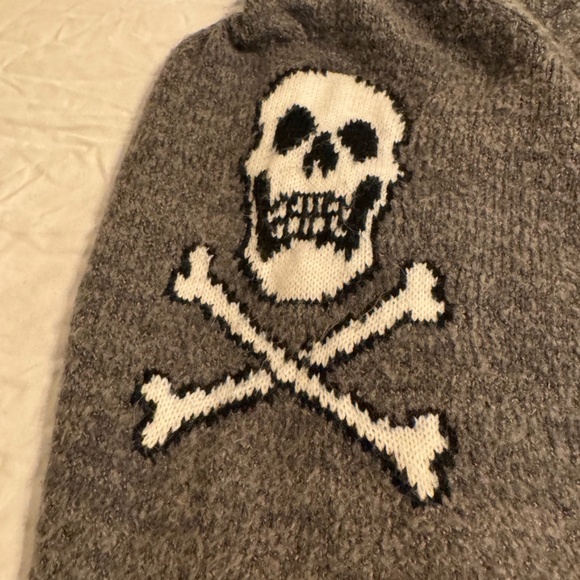 🖤🧵 Cozy-cool with attitude! Cardigan with skull & roses graphics ☠️ 🌹 - Picture 9 of 14